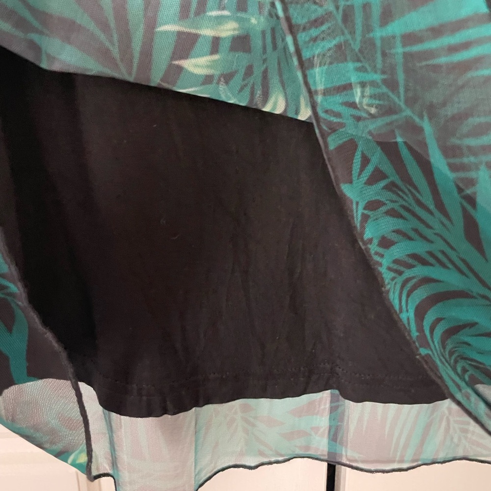 Chic Green Leaf Print Women's Blouse - Picture 2 of 4